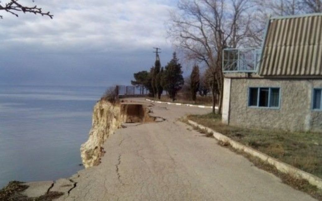 На мисі Фіолент у Севастополі в море сповзла частина берега з дорогою / © Twitter/RoksolanaToday&Крым
