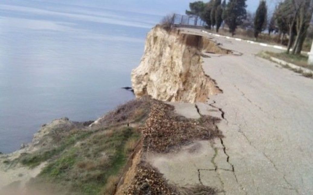 На мисі Фіолент у Севастополі в море сповзла частина берега з дорогою / © Twitter/RoksolanaToday&Крым