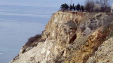 На мисі Фіолент у Севастополі в море сповзла частина берега з дорогою / © Twitter/RoksolanaToday&Крым