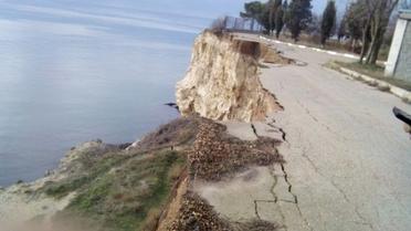 На мисі Фіолент у Севастополі в море сповзла частина берега з дорогою / © Twitter/RoksolanaToday&Крым