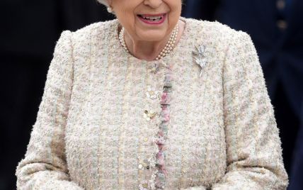 В пальто со стразами и цветочной шляпе: королева Елизавета II вышла в свет