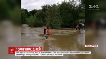 Річка затопила місток: 200 дітей урятували на Хмельниччині