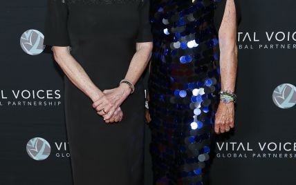 Спикер Палаты представителей США Нэнси Пелоси надела на премию вечернее платье с прозрачной вставкой