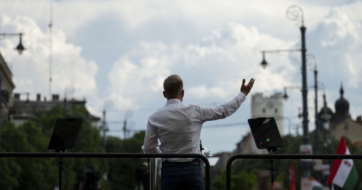 Опозиційний угорський політик Петер Мадяьр на мітингу проти Орбана у Дебрецені