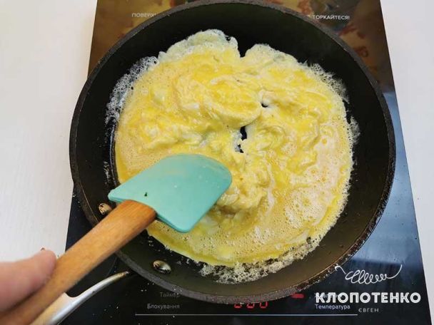 Скрамбл со шпинатом / © klopotenko.com