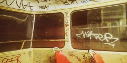 В Кривом Роге семья девочки, которая разрисовала салон трамвая, отмывала ее "вандальное искусство"