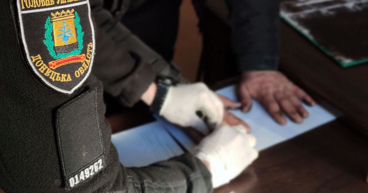 Зарубали матір та застрелили сина: у Донецькій області двоє чоловіків вбили та пограбували родину