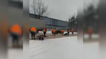 В Киеве коммунальщики укладывали асфальт поверх снега