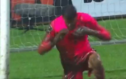 Ледь не потонув у багнюці: в Португалії воротареві довелося стрибати в калюжу, рятуючи команду (відео)
