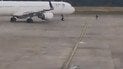 Мужчина догонял самолет по взлетной полосе