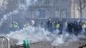 У Парижі "жовті жилети" знову побилися з поліцією
