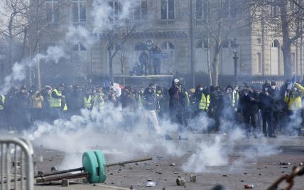 В Париже "желтые жилеты" снова подрались с полицией