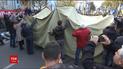 На проезжей части под ВРУ за считанные минуты вырос палаточный городок