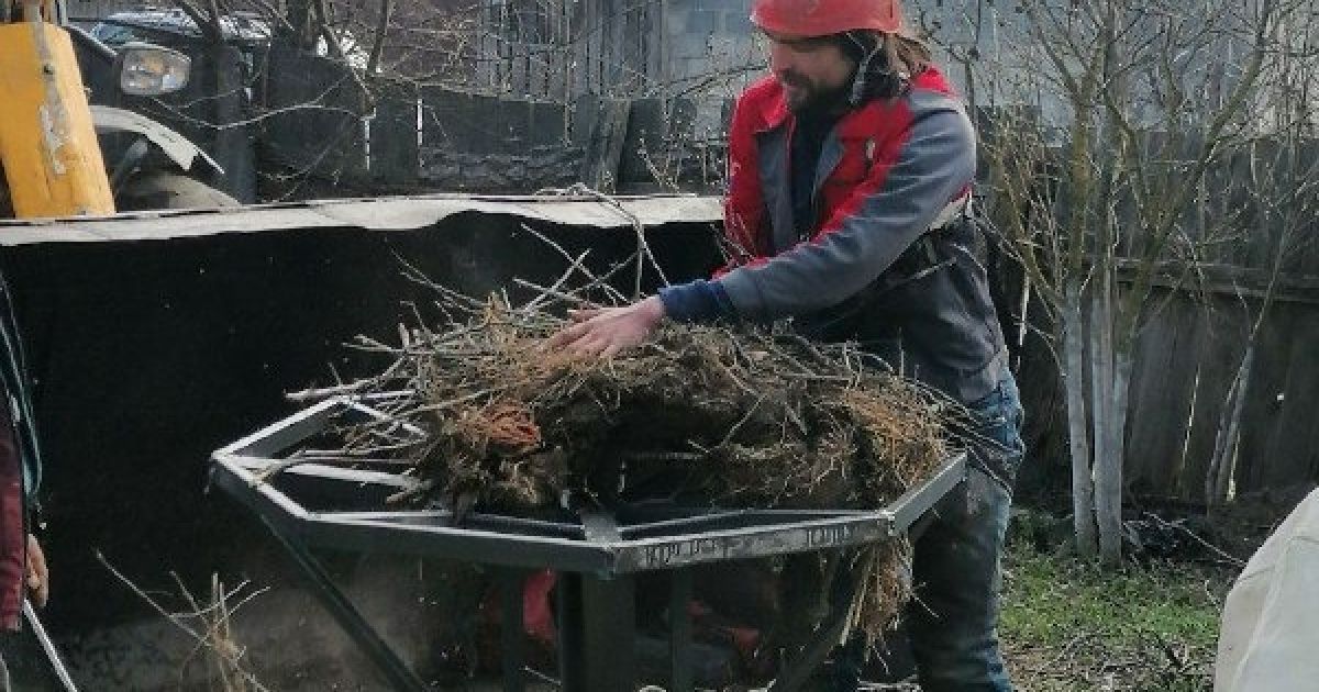 У Київській області місцеві жителі допомогли лелеці полагодити гніздо