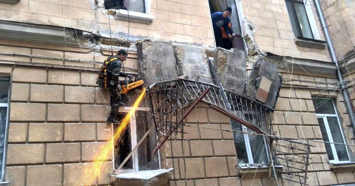 В центре Одессы в доме обвалились балконы