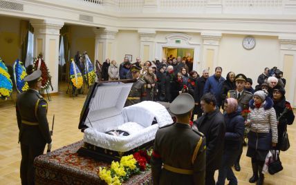 Сльози та спогади на похороні Каденюка: космонавта назвали людиною, котра зберегла Україні статус космічної держави