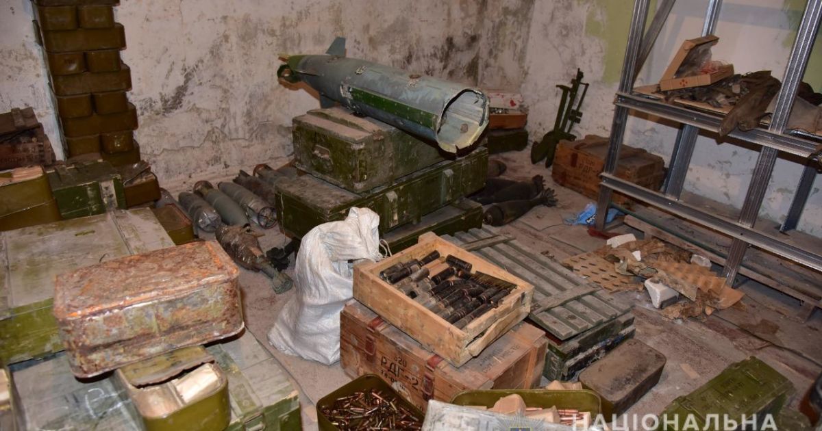 Добробати передають зброю поліції_2 / © Міністерство внутрішніх справ України