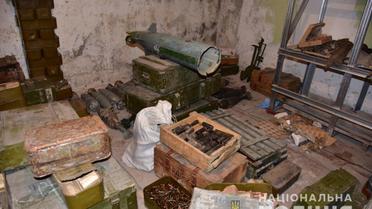 Добробати передають зброю поліції_2 / © Министерство внутренних дел Украины