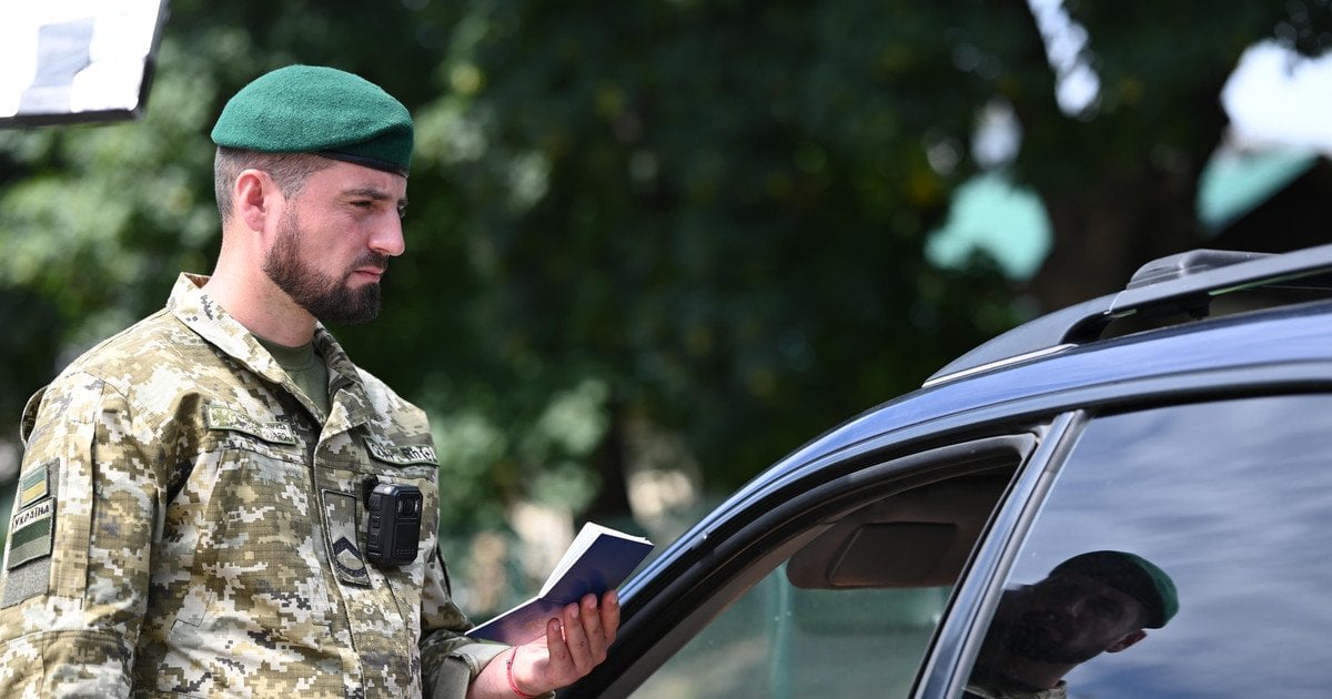 В настоящее время ограничения на выезд распространяются на мужчин до 60 лет