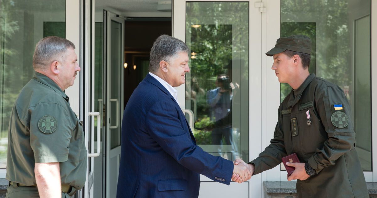 Порошенко нагородив військового _4 / © Сайт президента України