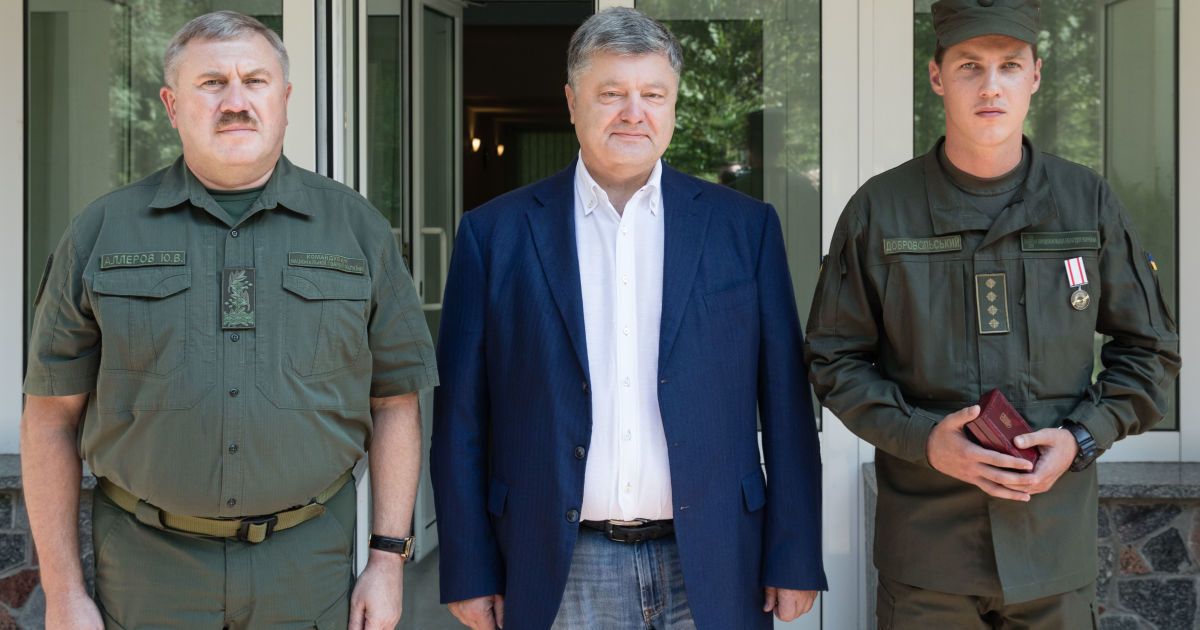Порошенко нагородив військового _2 / © Сайт президента України