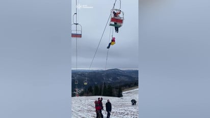 Рятувальники зняли з підйомника туристів у Карпатах