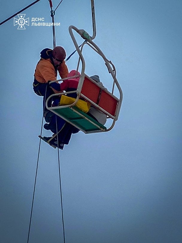 Порятунок туристів з підйомника на горі Захар Беркут / © ДСНС