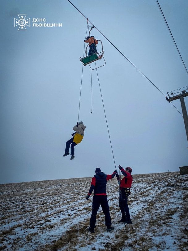 Порятунок туристів з підйомника на горі Захар Беркут / © ДСНС