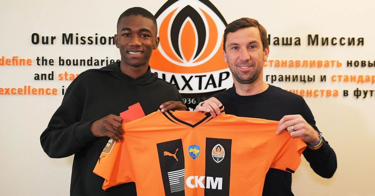 Новачок "Шахтаря" Деніл Кастілло і спортивний директор донецького клубу Даріо Срна