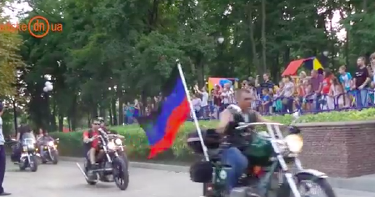 На видео - байкеры с флагом "ДНР", танцы, развлечения на лодках и праздничный концерт