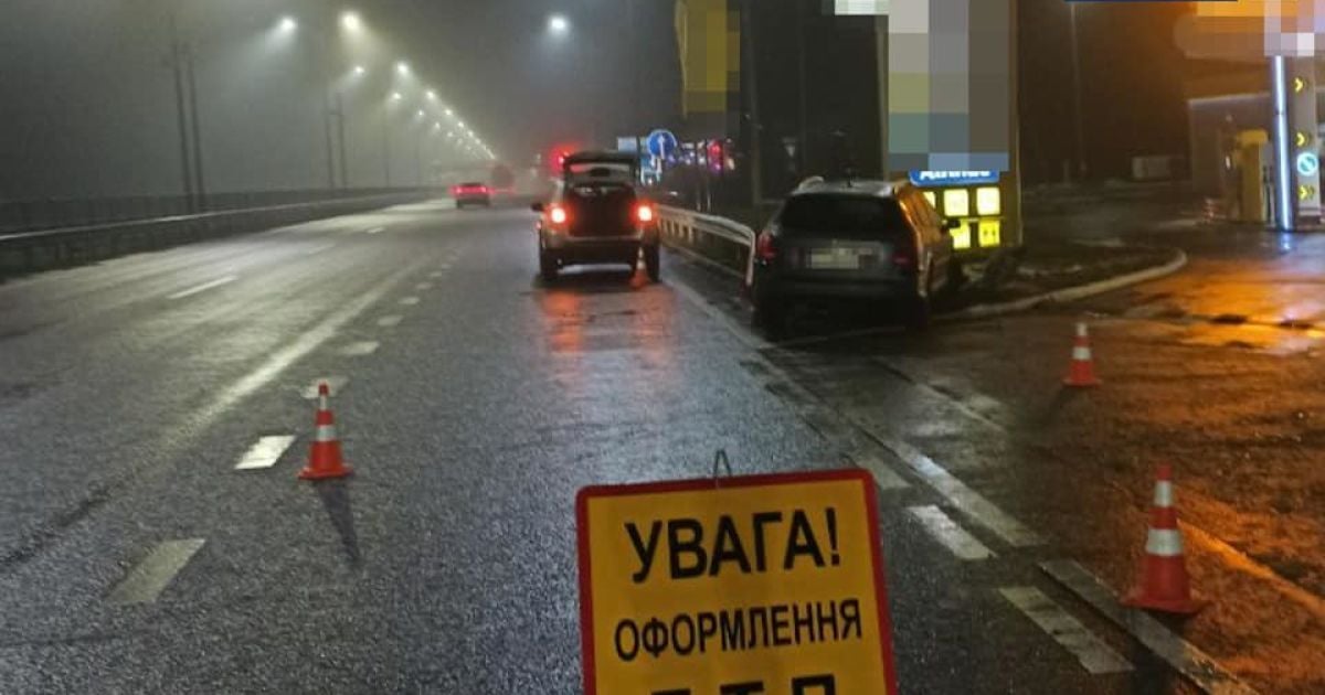 Під Києвом жінка на Peugeot в'їхала у рекламний щит однієї з АЗС