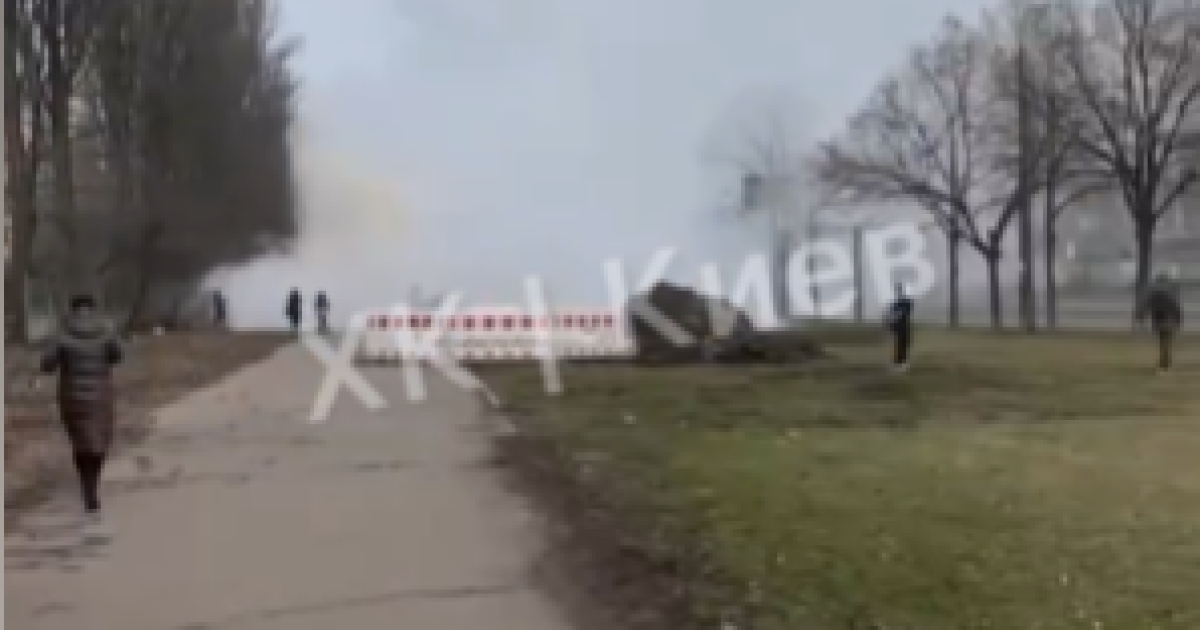 В Киеве прямо из-под земли забил гейзер высотой с многоэтажку: видео