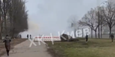 В Киеве прямо из-под земли забил гейзер высотой с многоэтажку: видео