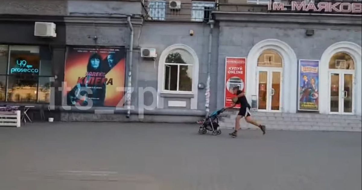 Покатал "с ветерком": в Запорожье нетрезвый отец бежал и влетел коляской с ребенком в столики в кафе (видео)