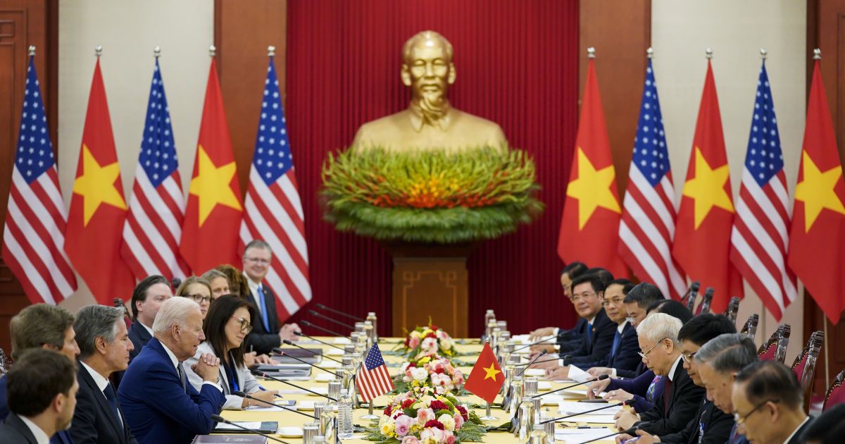 Президент США Джо Байден во время встречи с коммунистическим лидером Вьетнама Нгуэн Фу Чонгом в Ханое