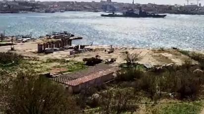 В Мережі показали останній вихід крейсера “Москва” з бухти Севастополя