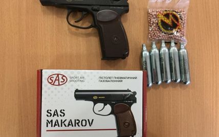 Чтобы дети стреляли: в Кривом Роге родители приобрели для школы пистолет Макарова