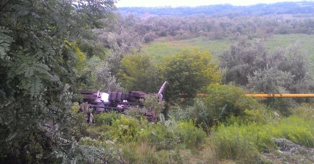 У Чернівцях бетоновоз вилетів з дороги й перекинувся, задавивши водія кабіною