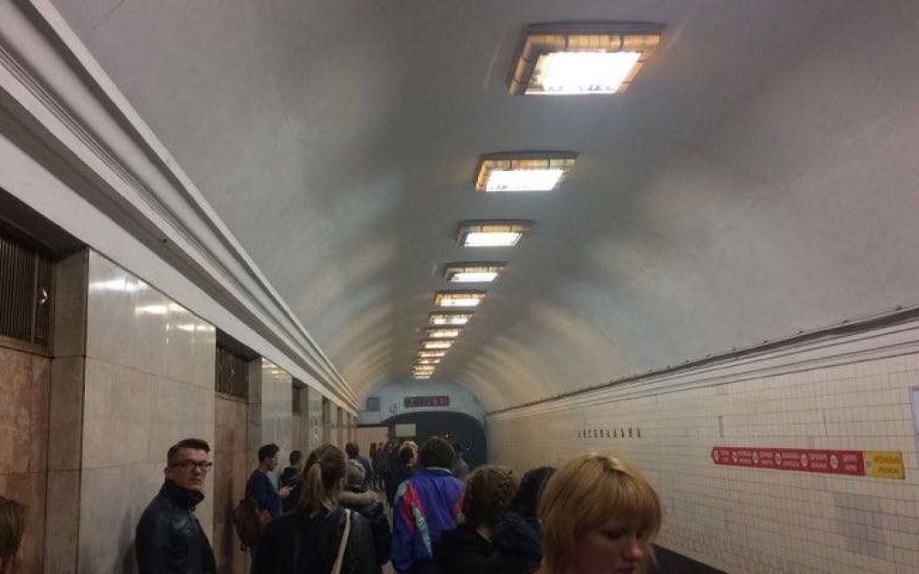 Пассажиры на станции метро "Арсенальная". / © ТСН.ua