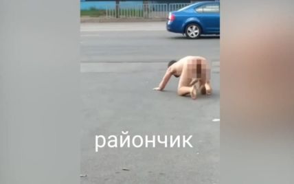 В Днепре голый мужчина устроил перформанс на тротуаре среди города (видео)