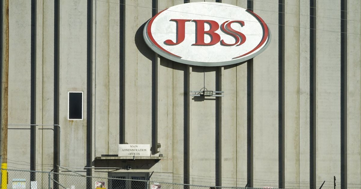 Хакеры из России остановили заводы мирового лидера по производству мяса JBS