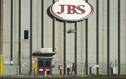 Хакеры из России остановили заводы мирового лидера по производству мяса JBS