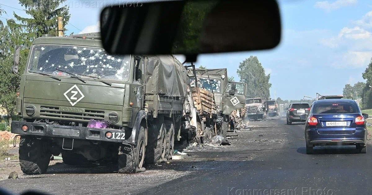 Разбитая "Хаймарсом" колонна российских военных в Курской области