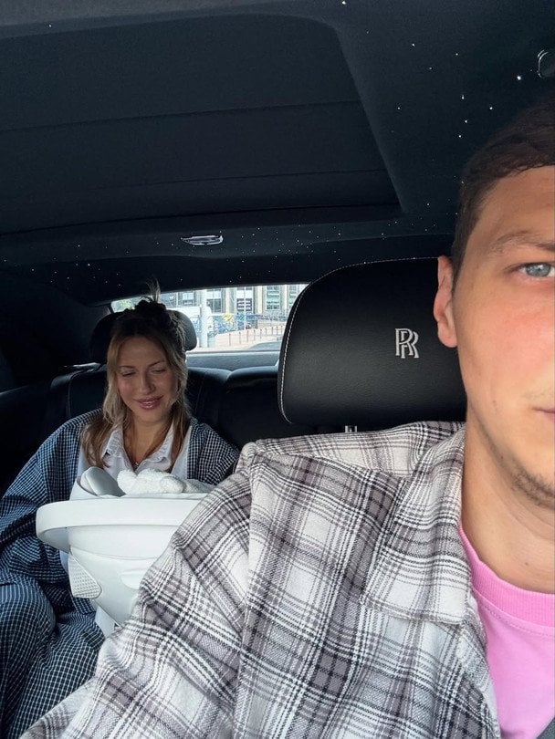 Леся Нікітюк із нареченим та сином / © instagram.com/lesia_nikituk