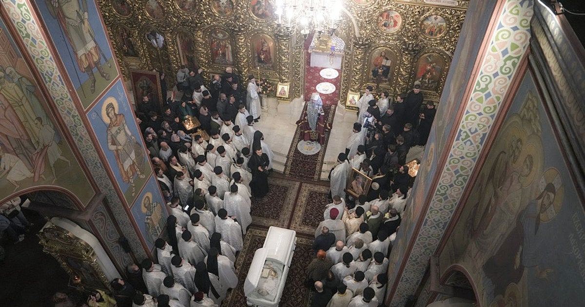 Віряни зібралися, щоб віддати останню шану покійному Філарету