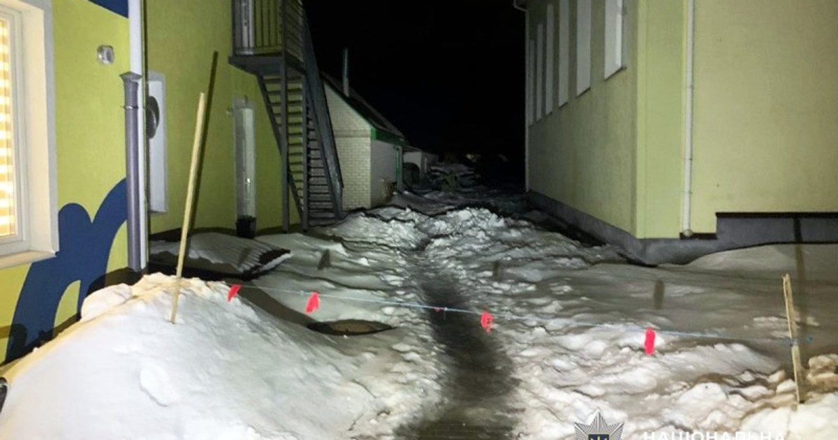 Фото з території дитсадка у Житомирському районі, де не хлопчика впала снігова брила