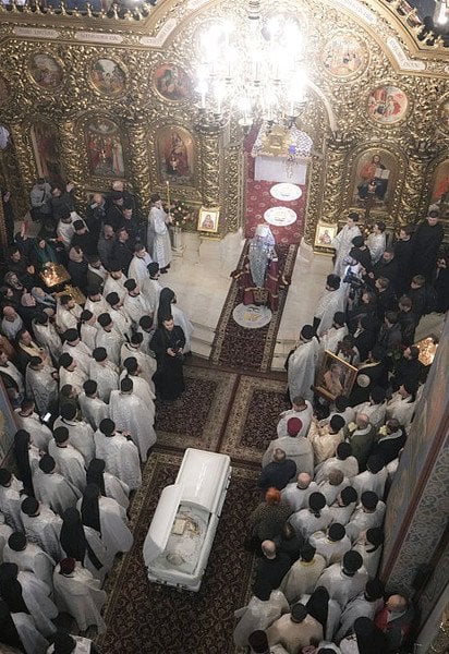 Верующие собрались, чтобы отдать последнее уважение покойному Филарету