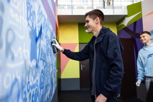 Игроки "Динамо" оставили на мурале свои автографы