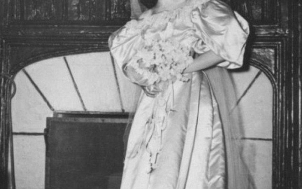 Внучка Марии Кингстон надела платье на свою свадьбу в 1946 году и начала традицию передавать платье по наследству. / © Daily Mail