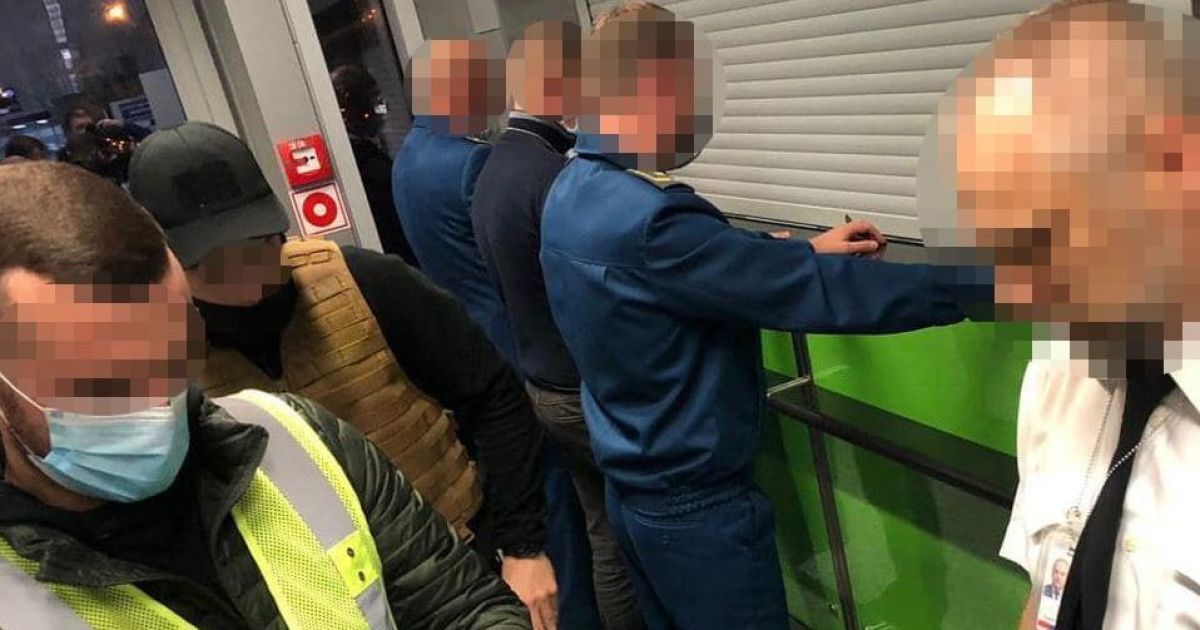 От 100 до 200 долларов с пассажира: в аэропорту "Борисполь" таможенники системно требовали взятки с граждан
